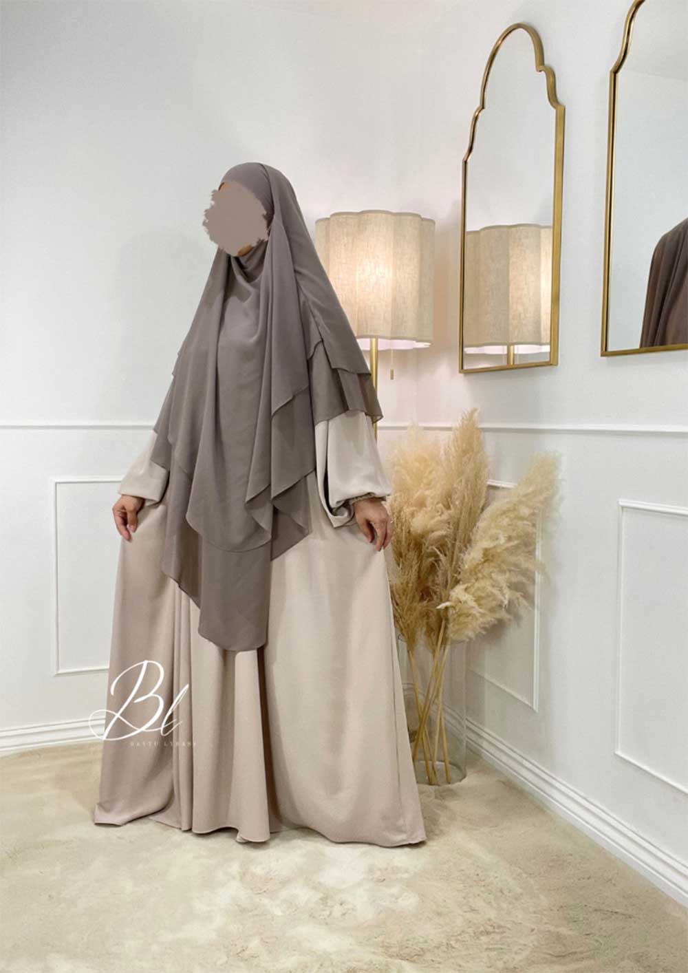 abaya-amira-creme-soie-de-medine-khimar-nour-2-voiles-mousseline-taupe-baytu-lybass-1