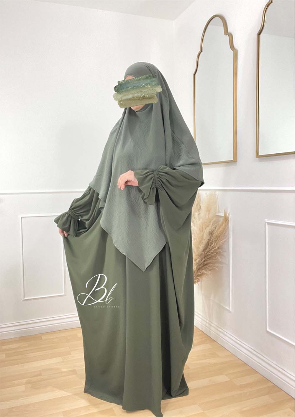 abaya-butterfly-kaki-soie-de-medine-khimar-wafa-jazz-olive-baytu-lybass-4