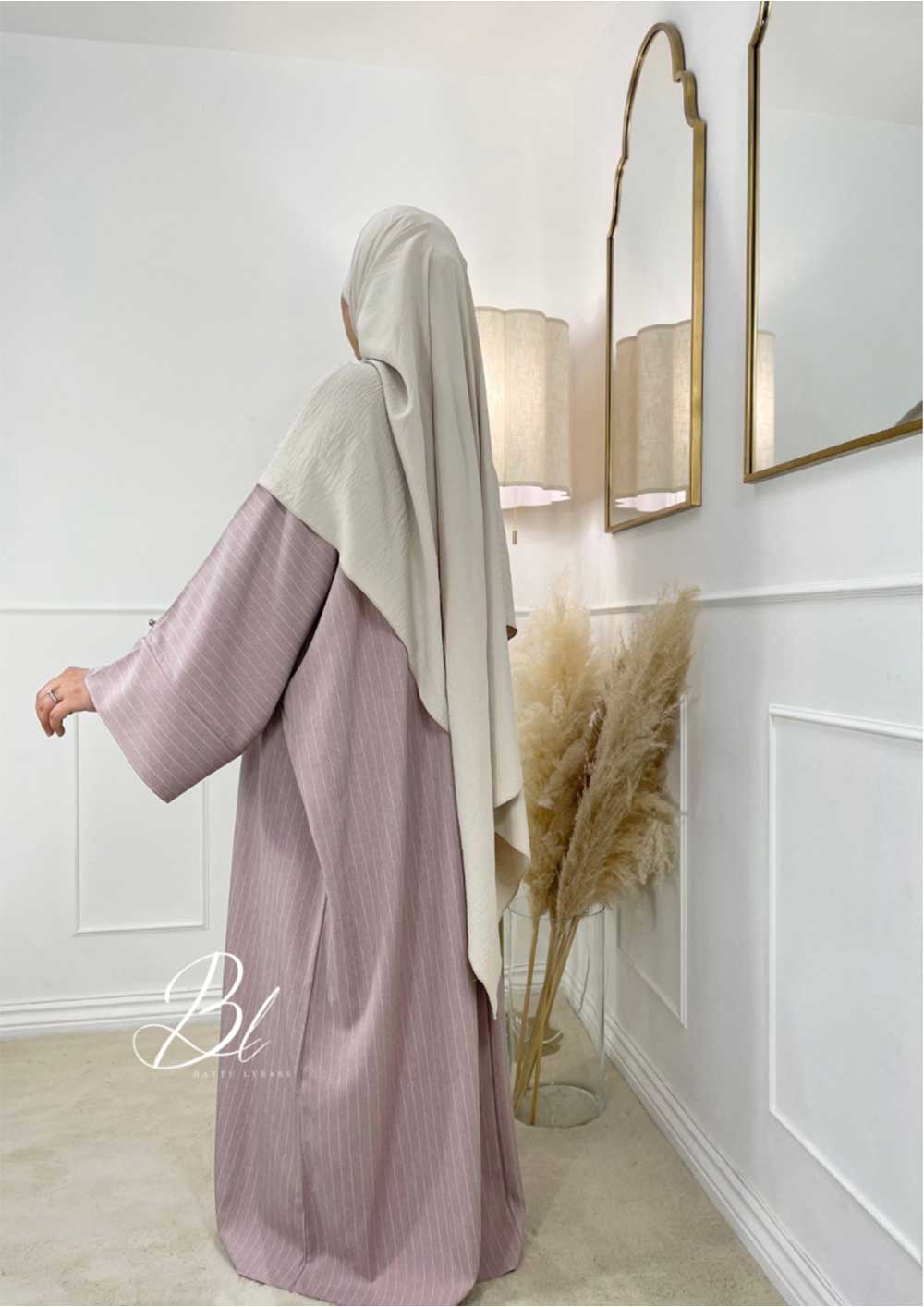 abaya-chic-blush-a-rayures-hijab-creme-jazz-baytu-lybass