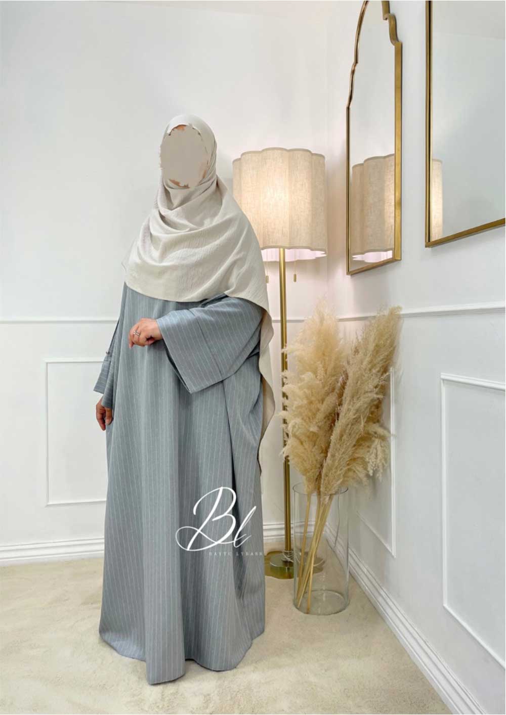 abaya-chic-gris-a-fine-rayures-oversize-hijab-jazz-premium-creme-baytu-lybass