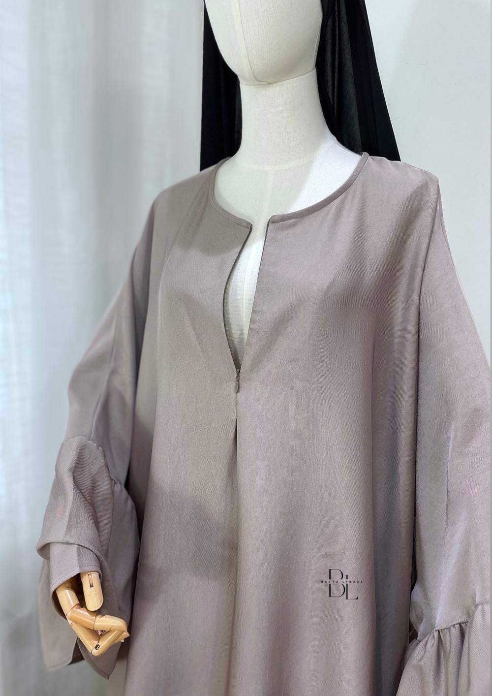 abaya-maissa-nidha-premium-taupe-allaitement-baytu-lybass-ouverture-detail