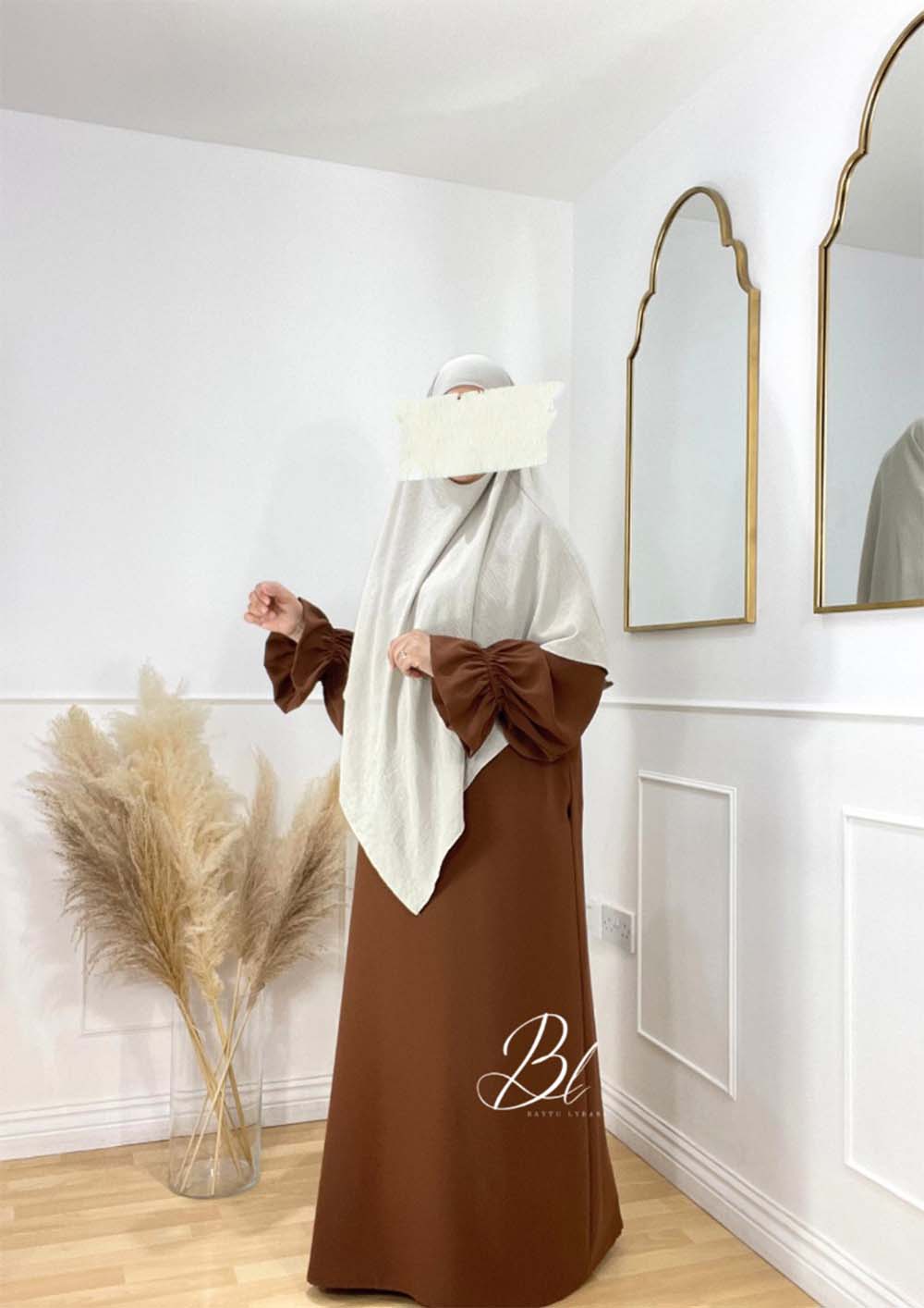 abaya-maria-soie-de-medine-marron-clair-khimar-wafa-creme-jazz-baytu-lybass-1