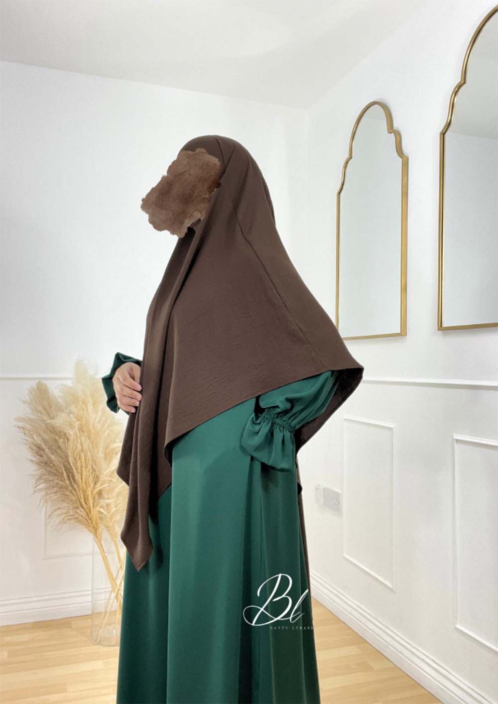 abaya-maria-soie-de-medine-vert-sapin-khimar-wafa-marron-fonce-jazz-baytu-lybass