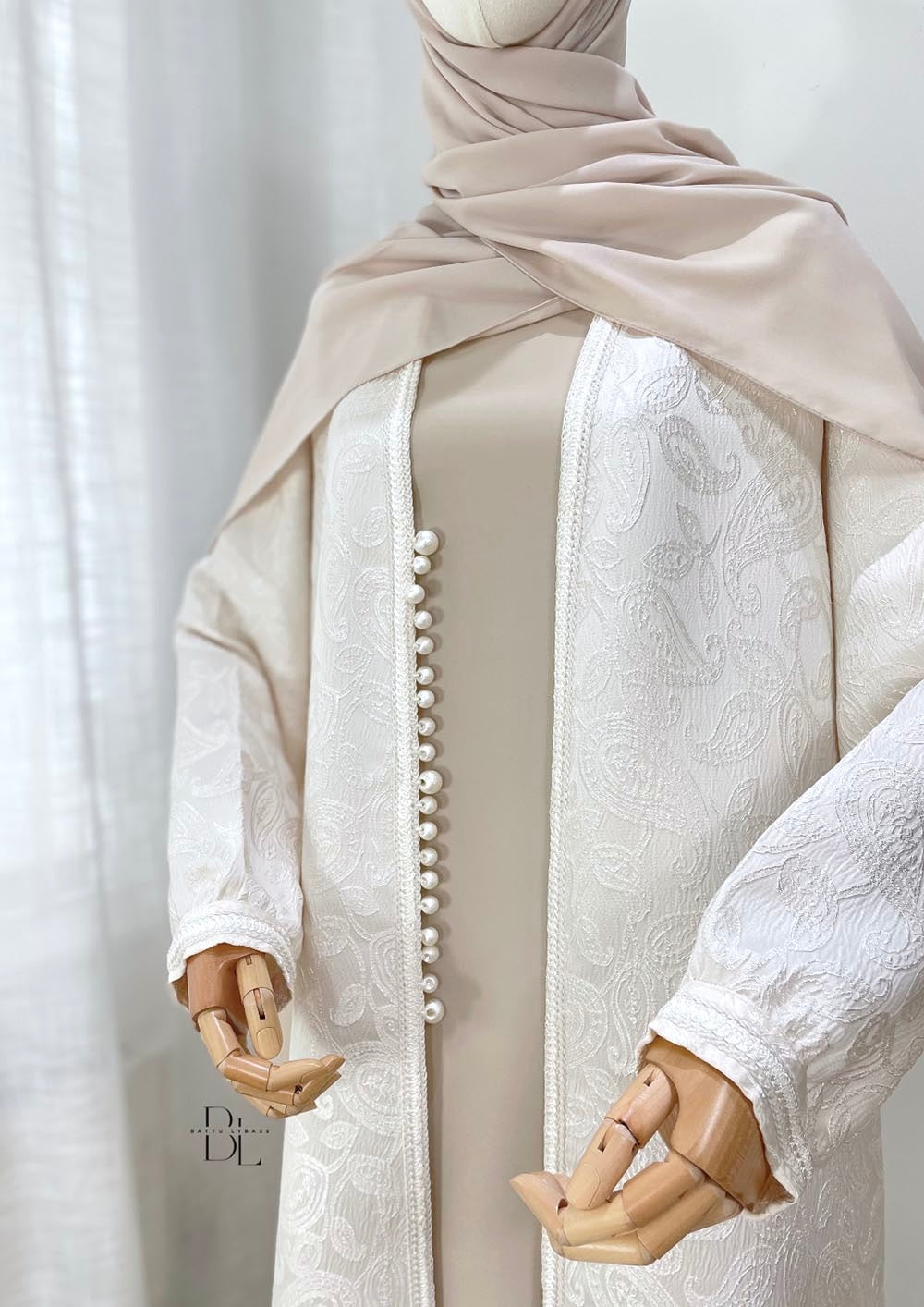 kaftan-perle-creme-details-sous-abaya-nude-soie-de-medine-baytu-lybass-1