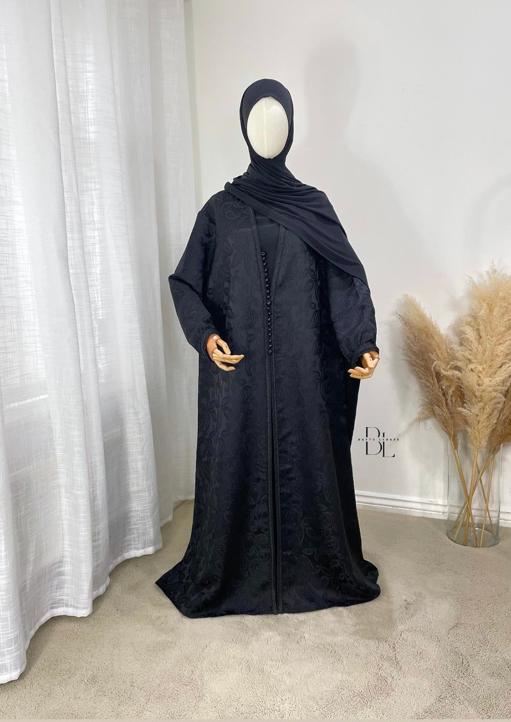 kaftan-perle-noir-details-sous-abaya-noir-sans-manche-soie-de-medine-baytu-lybass