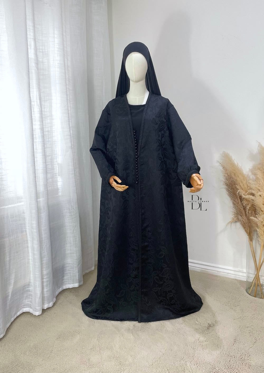 kaftan-perle-noir-details-sous-abaya-noir-sans-manches-soie-de-medine-baytu-lybass-col-detail