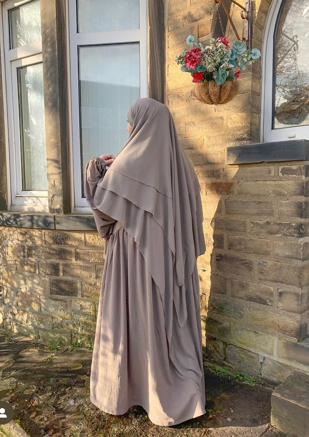 khimar-malikat-taupe-3-voiles-abaya-maryam-jazz-manches-bouffante-taupe-baytu-lybass-1