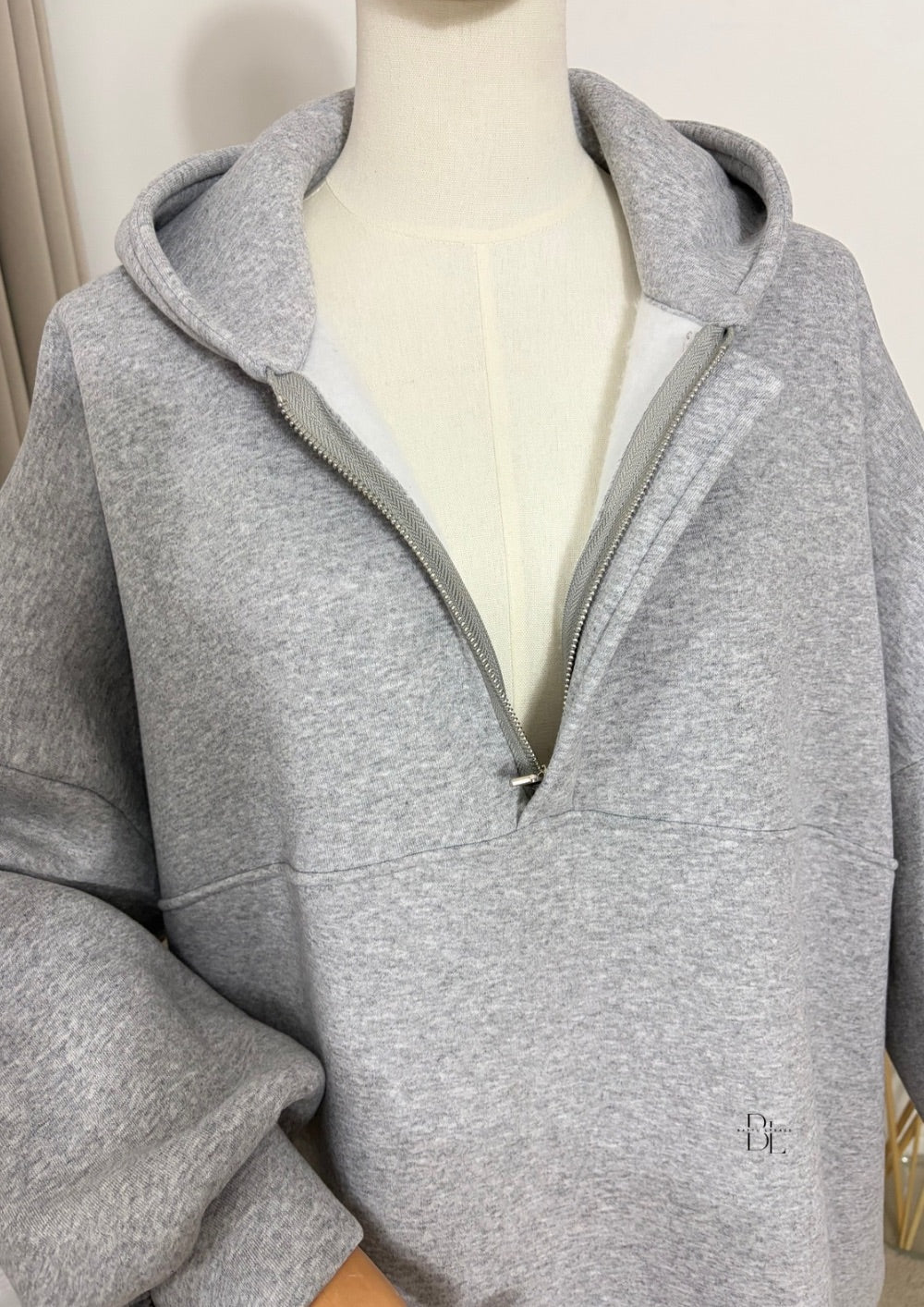 oversized-hooded-abaya-grey-detail-baytu-lybass-1