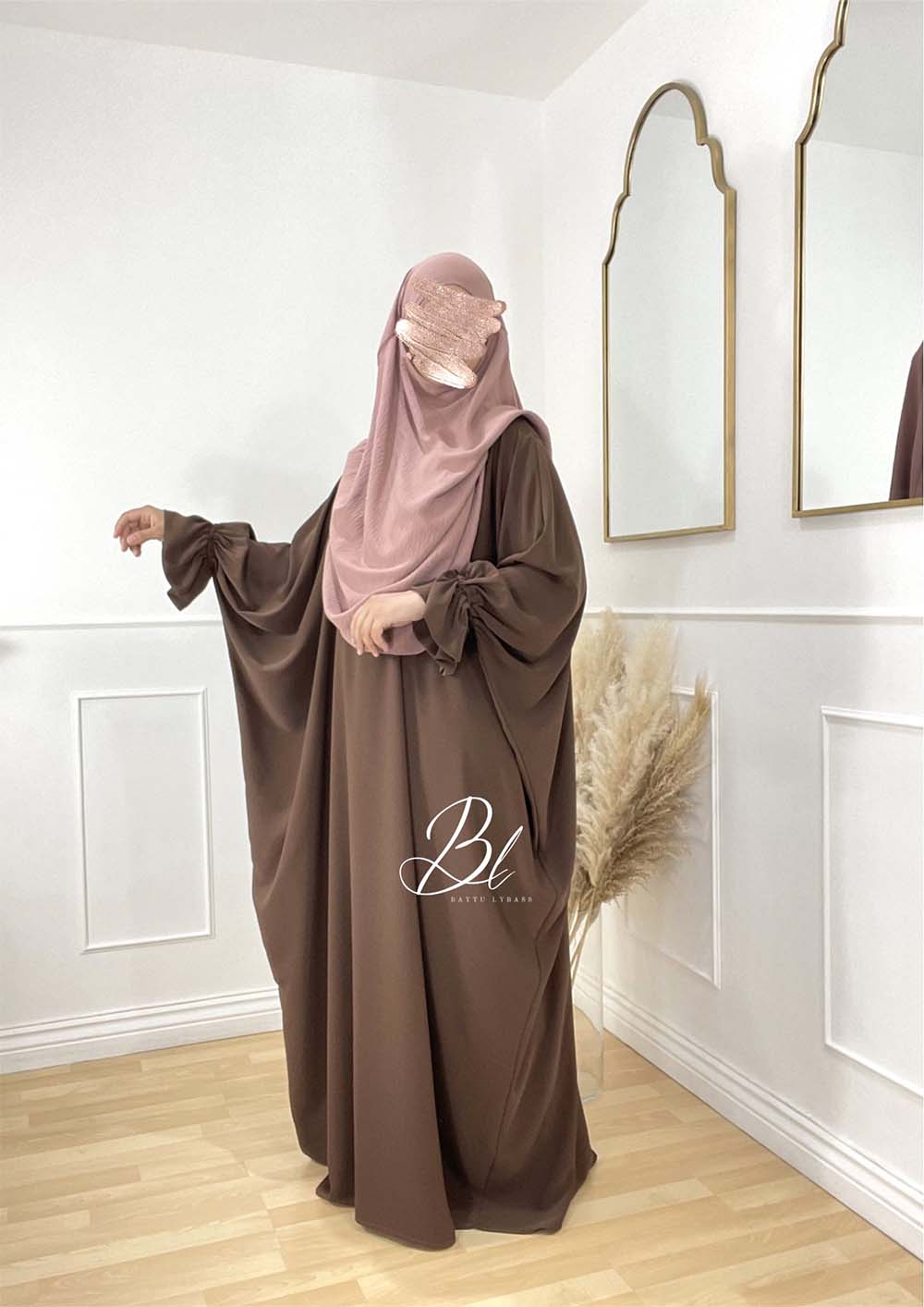 abaya-butterfly-chocolat-soie-de-medine-khimar-wafa-blush-baytu-lybass-5