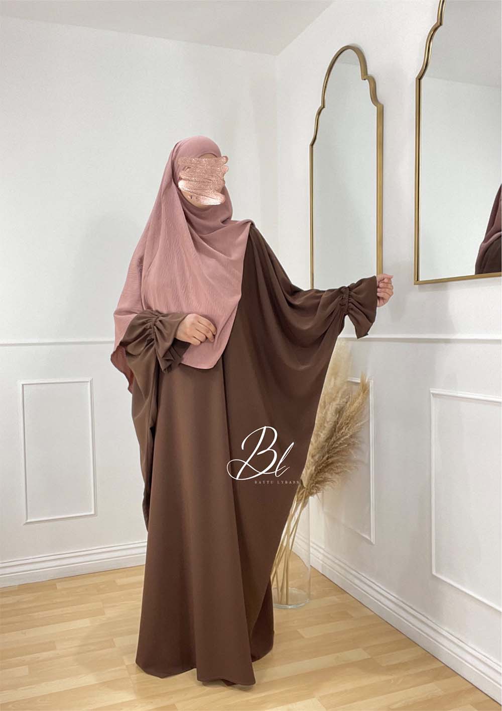 abaya-butterfly-chocolat-soie-de-medine-khimar-wafa-jazz-blush-baytu-lybass