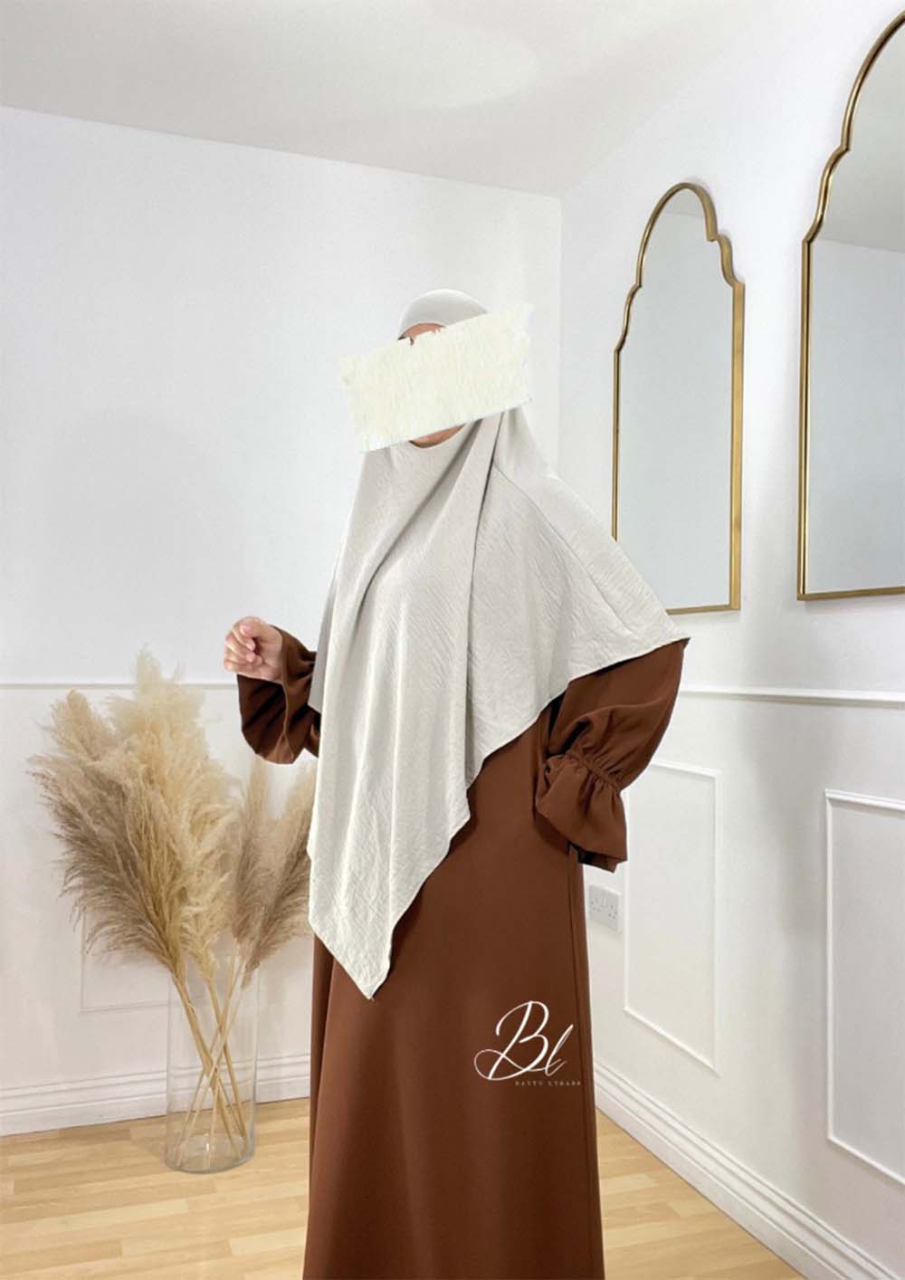 abaya-maria-soie-de-medine-marron-clair-khimar-wafa-creme-jazz-baytu-lybass.