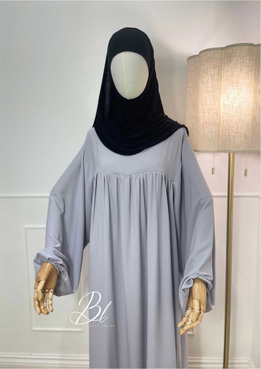 abaya-mummy-dress-allaitement-gris-clair-soie-de-medine-detais-baytu-lybass