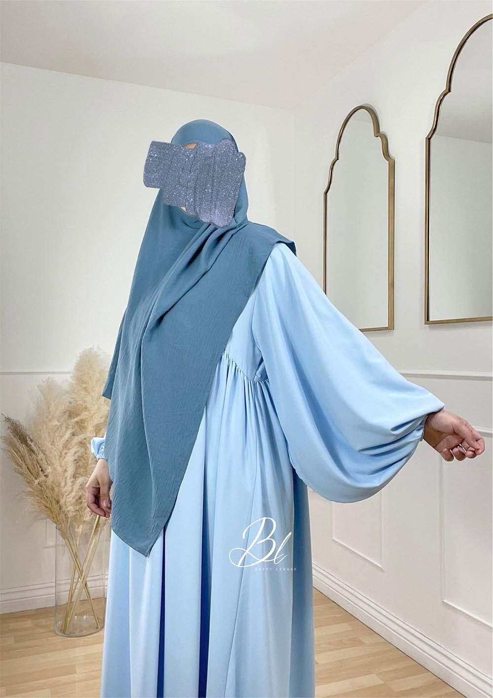 abaya-naia-bleu-ciel-soie-de-medine-khimar-wafa-bleu-jeans-jazz-baytu-lybass-1