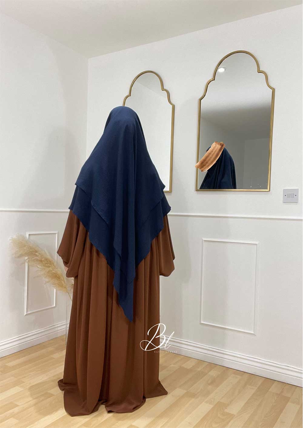 abaya-naia-soie-de-medine-marron-clair-khimar-sayida-bleu-marine-baytu-lybass