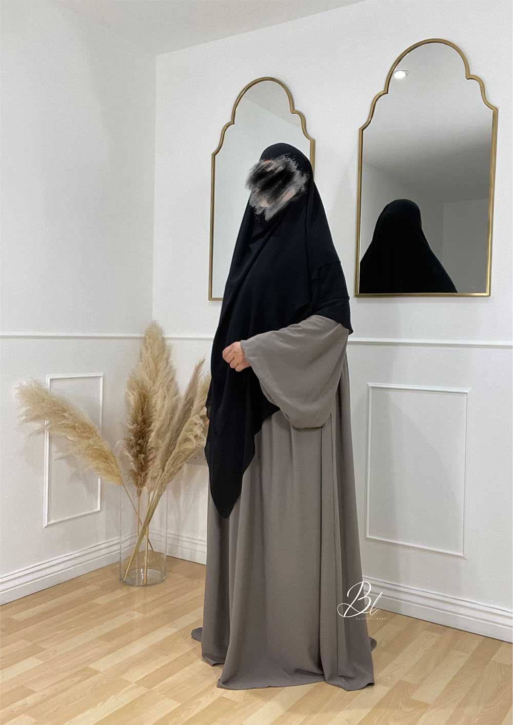 abaya-naia-taupe-soie-de-medine-khimar-malikat-noir-3-voiles-mousseline-baytu-lybass