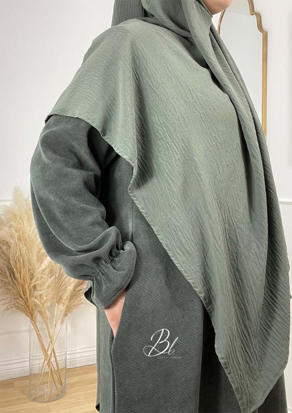 abaya-syana-en-velour-kaki-khimar-wafa-olive-jazz-baytu-lybass-1