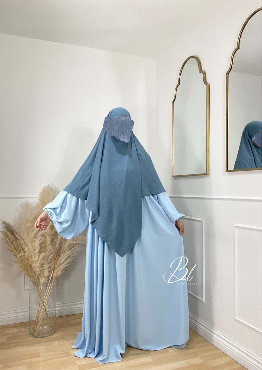 abaya-naia-bleu-ciel-soie-de-medine-khimar-wafa-bleu-jeans-jazz-baytu-lybass-3