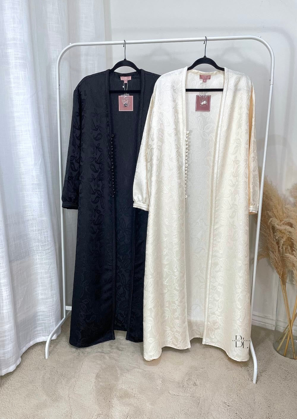 kaftan-perle-noir-creme-sur-portant-baytu-lybass