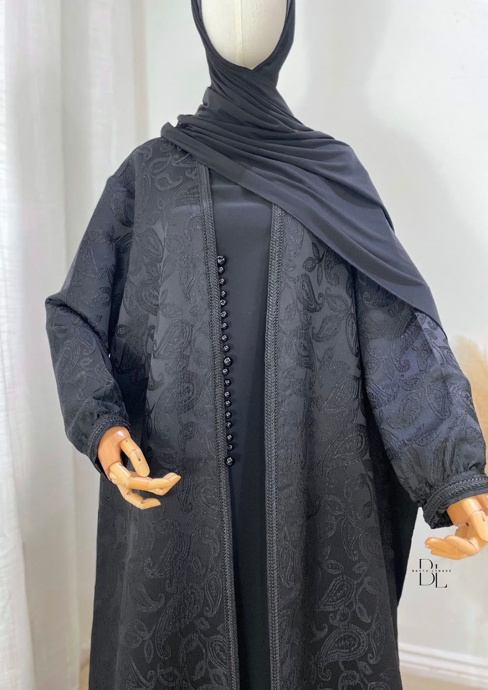 kaftan-perle-noir-details-sous-abaya-noir-sans-manche-soie-de-medine-baytu-lybass-3
