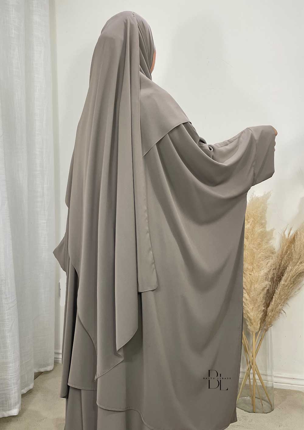 set-saoudien-enselble-3-pieces-tunique-jupe-hijab-soie-de-medine-taupe-baytu-lybass