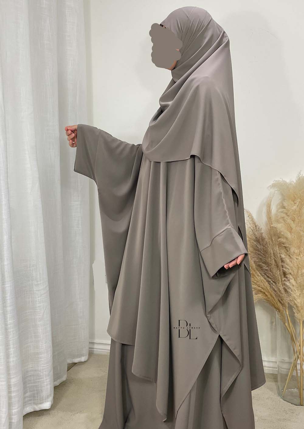 set-saoudient-taupe-soie-de-medine-3-pieces-hijab-tunique-jupe-baytu-lybass-4